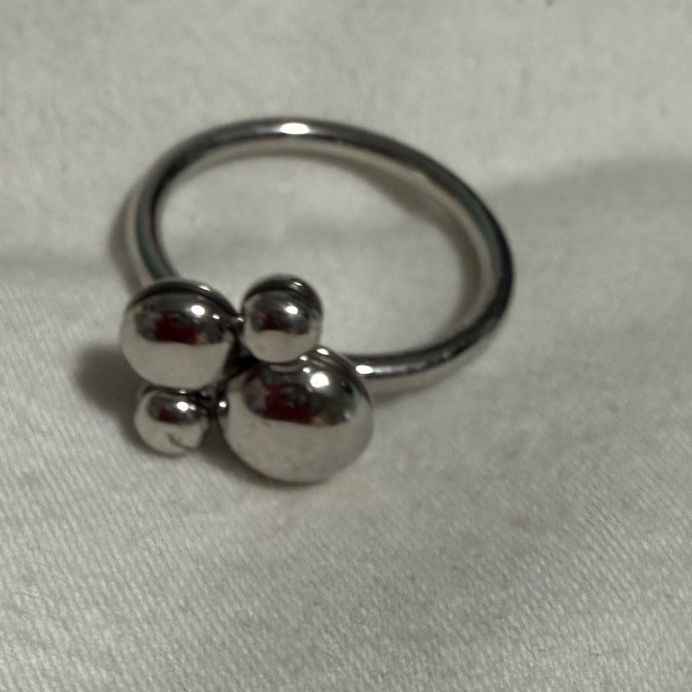 Calvin Klein Silver tone dog paw shaped Spinner Ring. FULL INCLUSION. Size 7